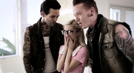 Занудная блондинка Пайпер Перри теряет свою девственность во время групповухи картинка 4