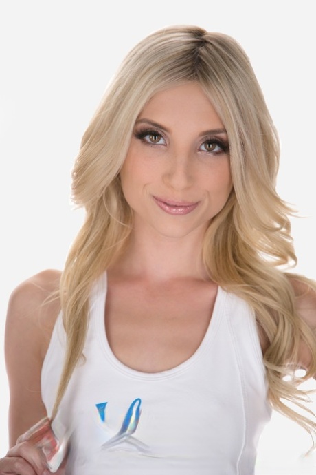 Миниатюрная блондинка Пайпер Перри обнажает свои крошечные сиськи в нижнем белье с принтом картинка 1