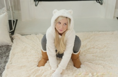 Белокурая милашка Пайпер Перри стягивает свои штаны для йоги, чтобы показать свою пизду картинка 1