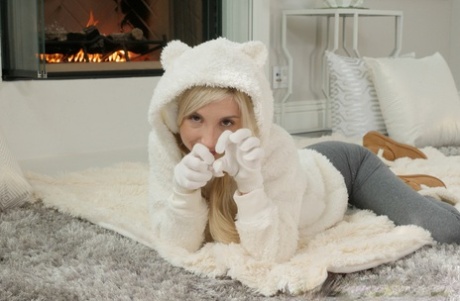 Белокурая милашка Пайпер Перри стягивает свои штаны для йоги, чтобы показать свою пизду картинка 2