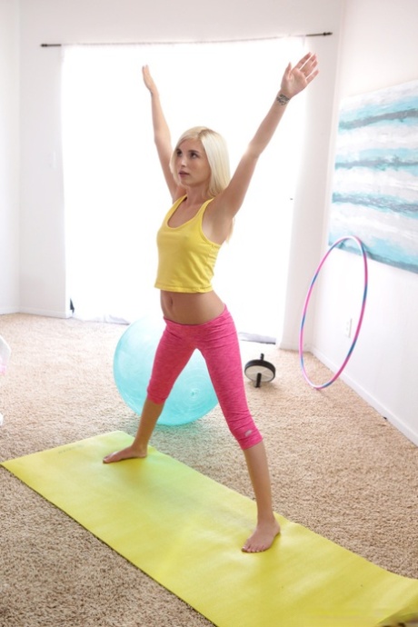 Гибкая молодая йогиня Пайпер Перри демонстрирует свои навыки ловкости с большим членом картинка 2