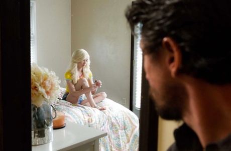 Молоденькая порнозвезда Пайпер Перри получает сперму на лицо от большого члена картинка 1