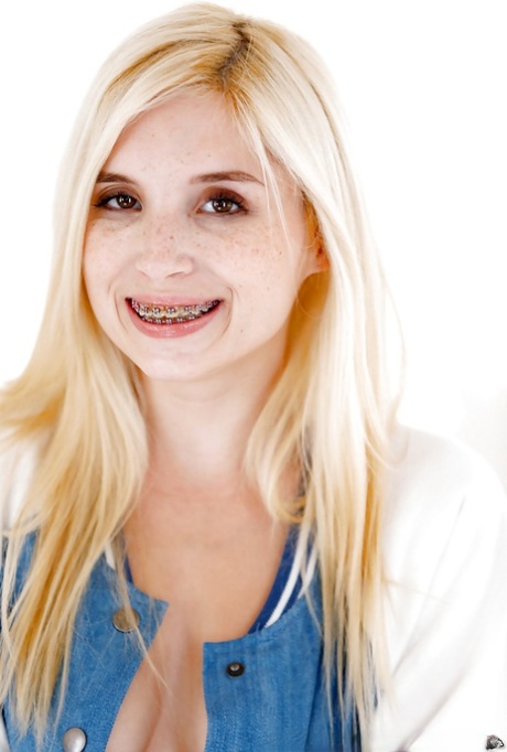 Крошечная юная секс-бомба Пайпер Перри растягивает свою тугую молоденькую киску картинка 7