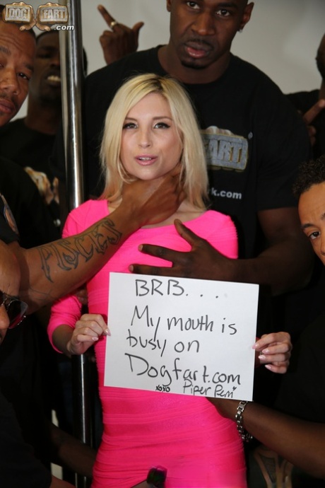 Миниатюрная белокурая шлюшка отсасывает у целой комнаты больших черных членов перед мастурбацией картинка 1