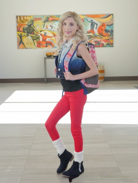 Крошечная блондинка Пайпер Перри снимает с себя одежду после возвращения домой из школы картинка 1