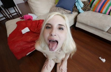 Молодая белокурая шлюха Пайпер Перри глотает много спермы после траха в пизду картинка 16