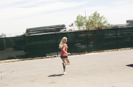 Худенькая молоденькая Пайпер Перри трахается раком и принимает полный рот спермы в машине картинка 1