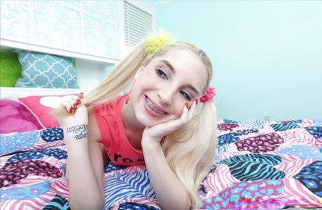 Молоденькая милашка Пайпер Перри и ее косички и подтяжки вызывают оргазм картинка 3