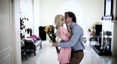 Занудная блондинка Пайпер Перри теряет свою девственность во время групповухи картинка 1