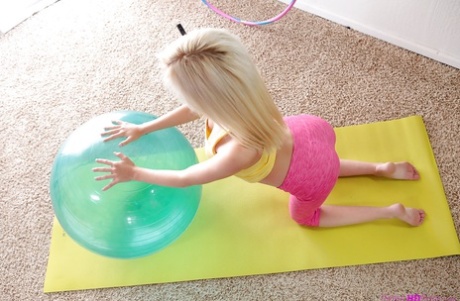 Едва законнорожденная блондинка Пайпер Перри тренируется босиком в спандексе картинка 3