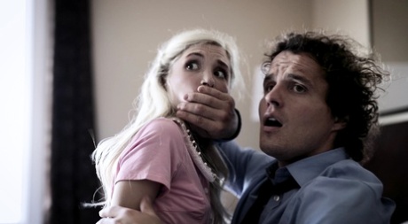 Занудная блондинка Пайпер Перри теряет свою девственность во время групповухи картинка 2