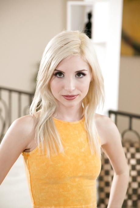 Белокурая красотка Пайпер Перри обнажает крошечные сиськи молодой порнозвезды в гольфах до колен картинка 1