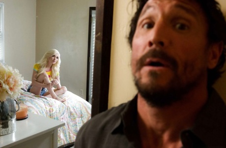 Миниатюрная блондинка Пайпер Перри делает минет большому члену, чтобы получить сперму в рот картинка 1