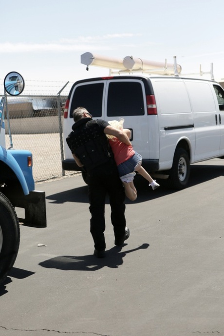 Худенькая молоденькая Пайпер Перри трахается раком и принимает полный рот спермы в машине картинка 6