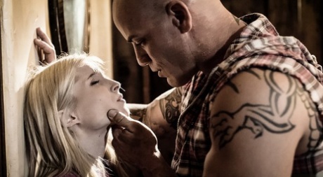 Маленькую блондинку Пайпер Перри грубо трахает ее татуированный лысый сосед картинка 2