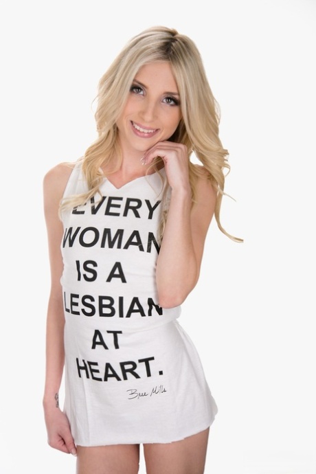 Миниатюрная блондинка Пайпер Перри обнажает свои крошечные сиськи в нижнем белье с принтом картинка 15