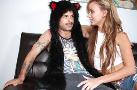 Молодая девушка-подросток показывает большие подростковые сиськи, дроча член картинка 3