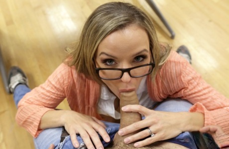 Учительницу с красивой попкой соблазнили в копировальной комнате на долгий трах большим членом картинка 7