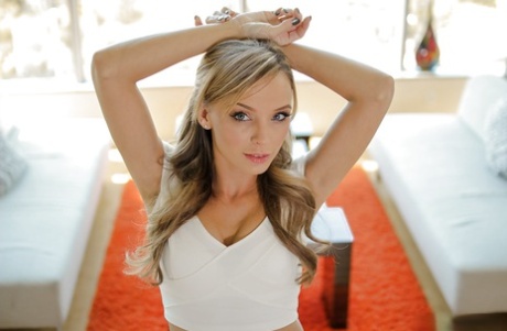 Сексуальная блондинка соло с нетронутым краем, демонстрирующая красивую попку в нижнем белье картинка 1