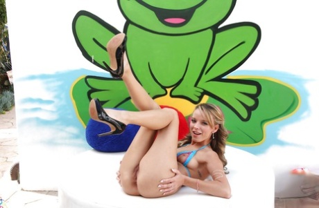 Миниатюрная нетронутая Эдж обожает позировать своим крошечным и худеньким телом картинка 15