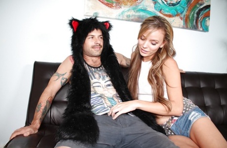 Молодая девушка-подросток показывает большие подростковые сиськи, дроча член картинка 4