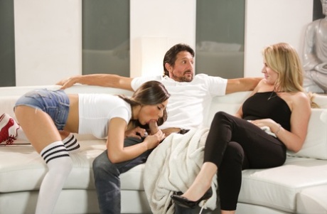 Развратная мамочка наблюдает, как ее дочь занимается сексом со своим новым отчимом. картинка 7