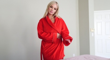 Сексуальная блондинка Рэйчел Кавалли щеголяет покрытой спермой муфтой после траха от первого лица картинка 1