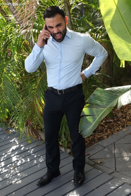 Высокая блондинка Рэйчел Кавалли соблазняет своего друга-мужчину в черной юбке и на каблуках картинка 2