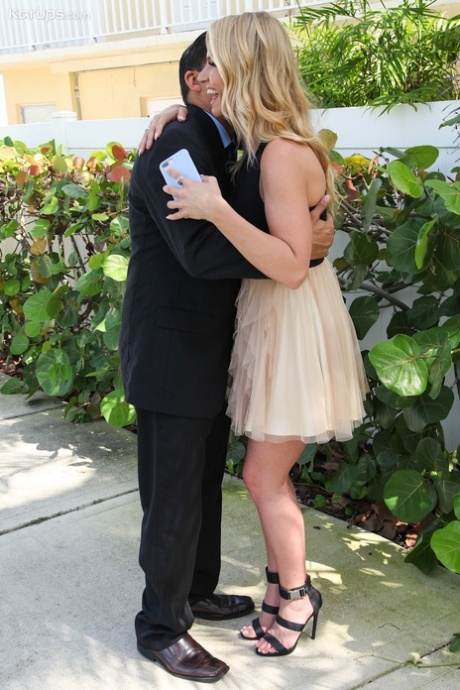 Грудастая блондинка Рэйчел Кавалли скачет на члене своего кавалера на каблуках картинка 4