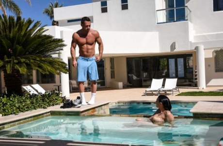 Обнаженная жена Рэйчел Старр соблазняет своего мужа во время купания в бассейне картинка 1