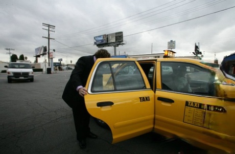 Похотливая красотка с большими сиськами Рэйчел Старр получает жесткий трах в свою киску картинка 6