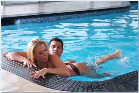 Стройная красотка в бикини Рэйчел Старр наслаждается зажигательным трахом в бассейне картинка 3