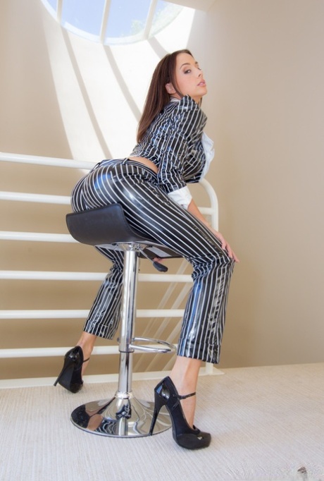 Грудастая красавица Рэйчел Старр получает в свою тугую попку большой член Вуди картинка 5