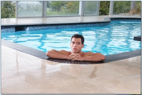 Стройная красотка в бикини Рэйчел Старр наслаждается зажигательным трахом в бассейне картинка 1