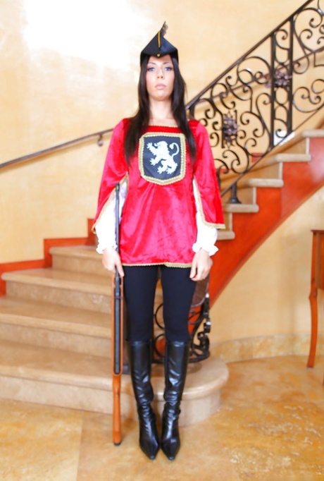 Рэйчел Старр снимает форму средневековой гвардии и щеголяет обнаженной картинка 1