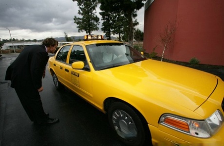 Похотливая красотка с большими сиськами Рэйчел Старр получает жесткий трах в свою киску картинка 1