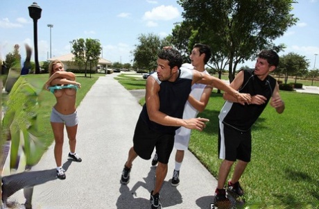 Рэйчел Старр ублажает большой член своими круглыми сиськами и мокрой киской картинка 5