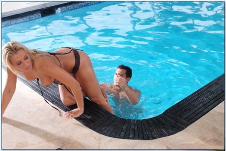 Стройная красотка в бикини Рэйчел Старр наслаждается зажигательным трахом в бассейне картинка 4