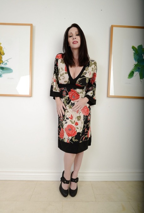 Зрелая брюнетка Рэй Венесс мастурбирует и мечтает о членах картинка 2