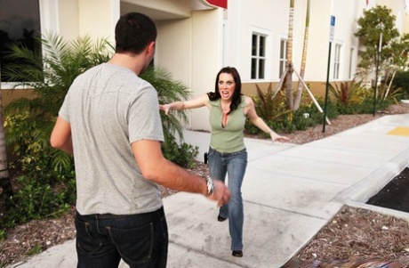 Развратная девушка удовлетворяет свою подстриженную пизду большим членом картинка 6