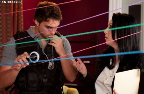 Сексуальная брюнетка Рэйвенс занимается сексом со своим партнером-детективом картинка 1