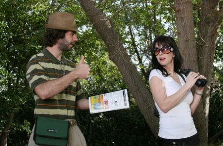 Сексуальная милфа с большими сиськами Рэйвенс сосет огромный член в реальности картинка 2