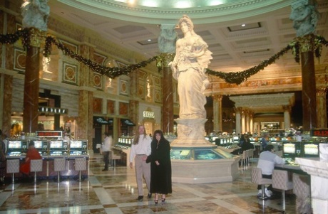 Горячая винтажная модель Рэйвенс наслаждается глубоким аналом и высовывает язык, чтобы набить полный рот картинка 2