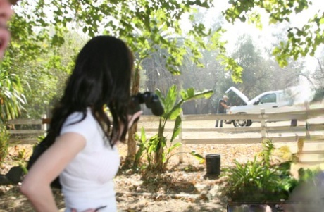 Сексуальная милфа с большими сиськами Рэйвенс сосет огромный член в реальности картинка 3