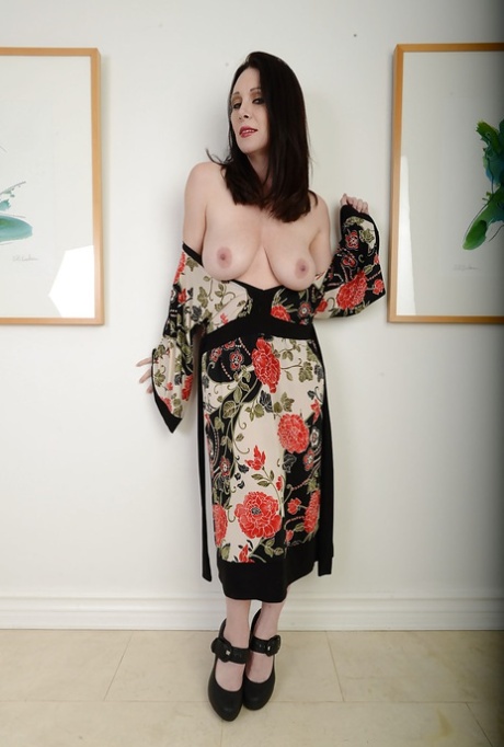 Зрелая брюнетка Рэй Венесс мастурбирует и мечтает о членах картинка 13