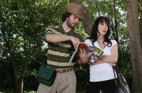 Сексуальная милфа с большими сиськами Рэйвенс сосет огромный член в реальности картинка 1