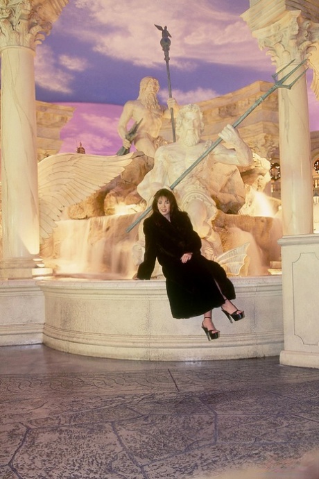 Горячая винтажная модель Рэйвенс наслаждается глубоким аналом и высовывает язык, чтобы набить полный рот картинка 1