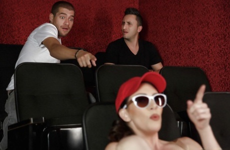 Брюнетка шлюха Рэйвенс ходит топлесс в кинотеатр и тоже делает минет картинка 1