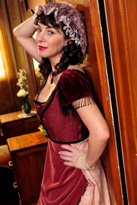 Горячая зрелая брюнетка Рэйвенс демонстрирует сексуальное декольте в средневековом костюме картинка 10