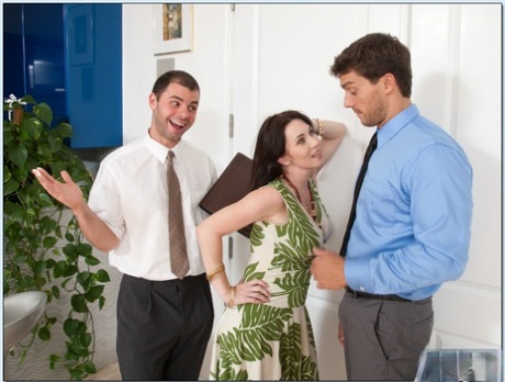 Настоящий сумасшедший трах сисек милфы и групповой секс с Алией Джанин картинка 2